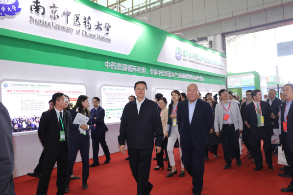 段金廒教授向参观成果展示的领导和行业专家介绍研究进展1.jpg 段金廒教授向参观成果展示的领导和行业专家介绍研究进展1.jpg