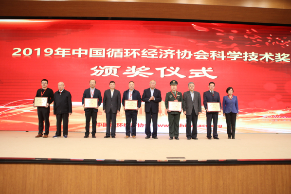 新黄金城667733段金廒教授(左五)领奖.jpg 新黄金城667733段金廒教授(左五)领奖.jpg
