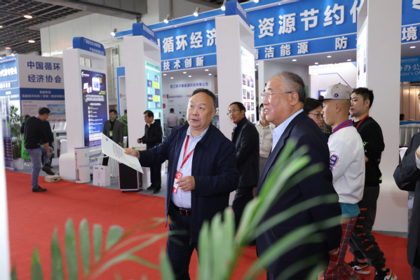 段金廒教授向参观成果展示的领导和行业专家介绍研究进展2.jpg 段金廒教授向参观成果展示的领导和行业专家介绍研究进展2.jpg